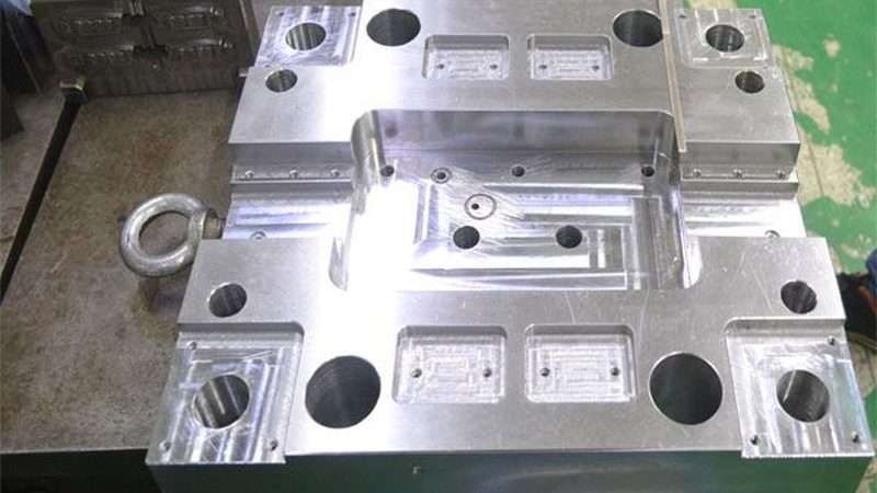 汽车内饰双色注塑模具：标准解析与关键考量**